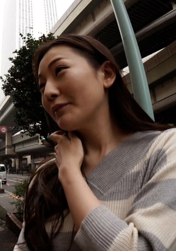 スーパーの買い物帰りの奥様にローカル番組のアンケートとロケ車に誘い下着見せてからのボディタッチに感じた奥様はホテルに移動して本格的に快楽SEX!h_1724m812g00012