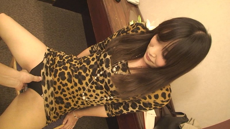 [素人]謝礼に釣られてやってきたギャル系美人妻は、バイブをアソコに入れたまま男のモノにしゃぶりつく！h_1724m991b00003