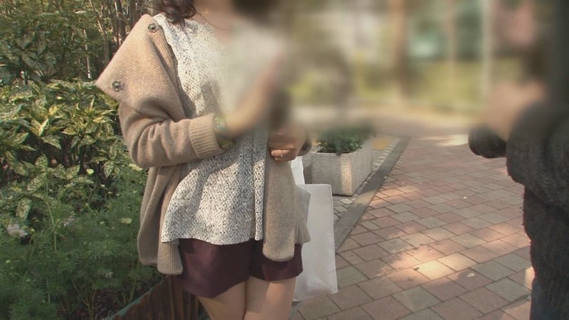 [素人]シャープな瞳と端正な顔立ちでとても気が強い奥様と思いきや、脱がせてみると断れないオンナNO.1の神回。「困ります」と言いつつもイイナリな奥様h_1724m993b00009