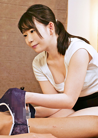 【メンエス盗撮】美乳・美肌のセラピストが好みのタイプの男性に特別サービスを施してしまう様子を激撮。ご法度行為と分かってはいても密室で2人きりになってしまうと本性が出てしまうチョイ痴女美少女と本番SEX。 #担当:こずえ505894