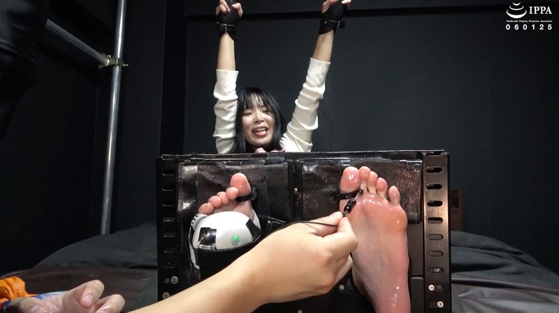 「足枷＋ヌルヌル＋機械責めで奥様の足裏もくすぐったさを開発！」わかしラボ WAKA-071杉崎みさき 3h_1416ad01931