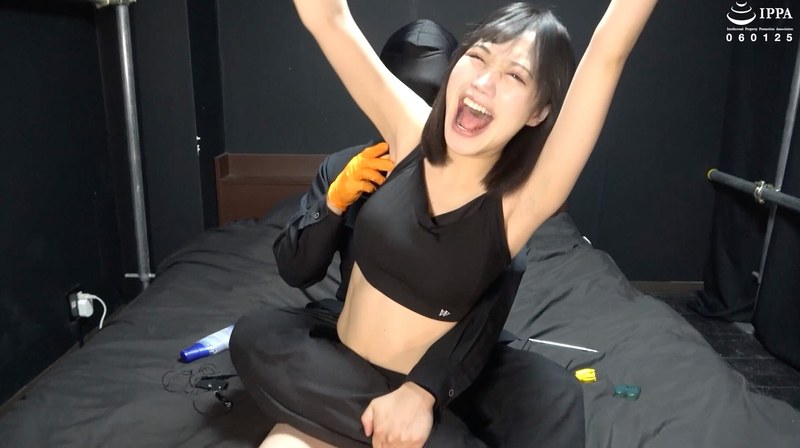 【くすぐり】「スポブラスパッツでバンザイ拘束！ 腋の下の超敏感化で笑いの向こう側へ！」WAKA-077琥珀やや 2h_1416ad01990