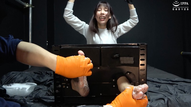 「ジンジンするまでお姉さんの足裏を泡ローション+つぶつぶグローブでくすぐってみた!」わかしラボ WAKA-049 篠咲らら 4h_1416ad01790