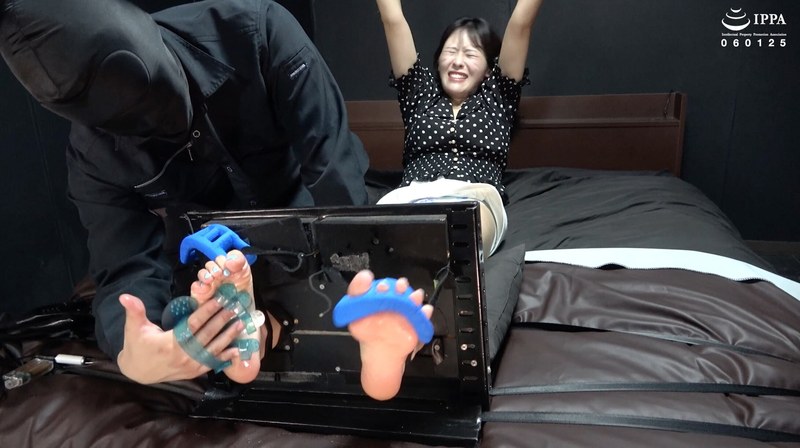 「足裏弱点のお姉さんを足枷くすぐり！ 体力もくすぐったさも限界でヘロヘロに！」わかしラボ WAKA-061祈山愛 3h_1416ad01706