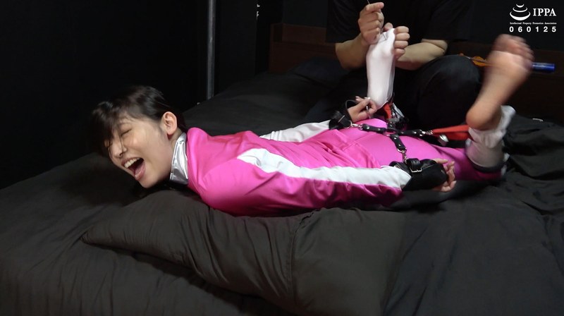 「海老反り拘束で新たに足裏特攻の凶器を責めると早速拘束具を破壊するさららちゃん！」わかしラボ WAKA-064 宇流木さらら 2h_1416ad01806