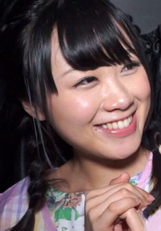 笑顔が素敵な新婚の保育士さん。ジーンズとエプロン姿で隠しているが、実は美尻とGカップ美巨乳の持ち主。その振る舞いから押しに弱いオンナがバレバレ!h_1724a100b00009