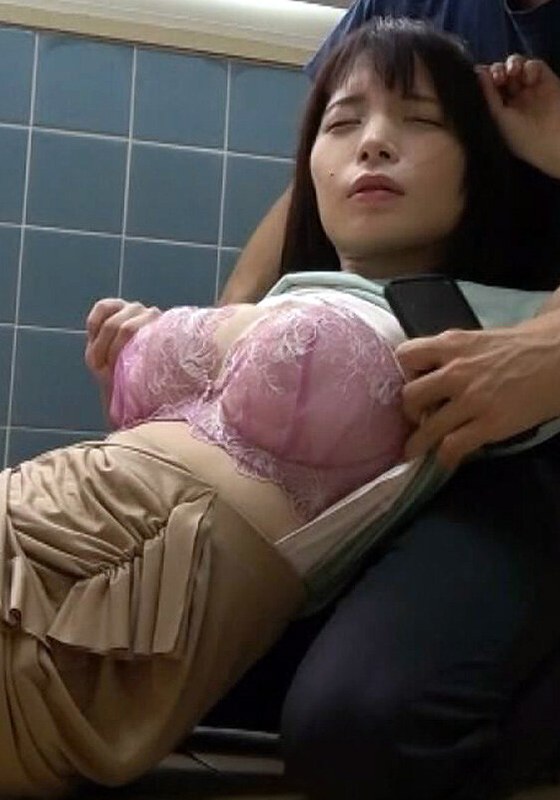 女性トイレ内も危険がいっぱい！意識がないまま喰われてしまう色白スレンダー巨乳女！h_1724a106b00007