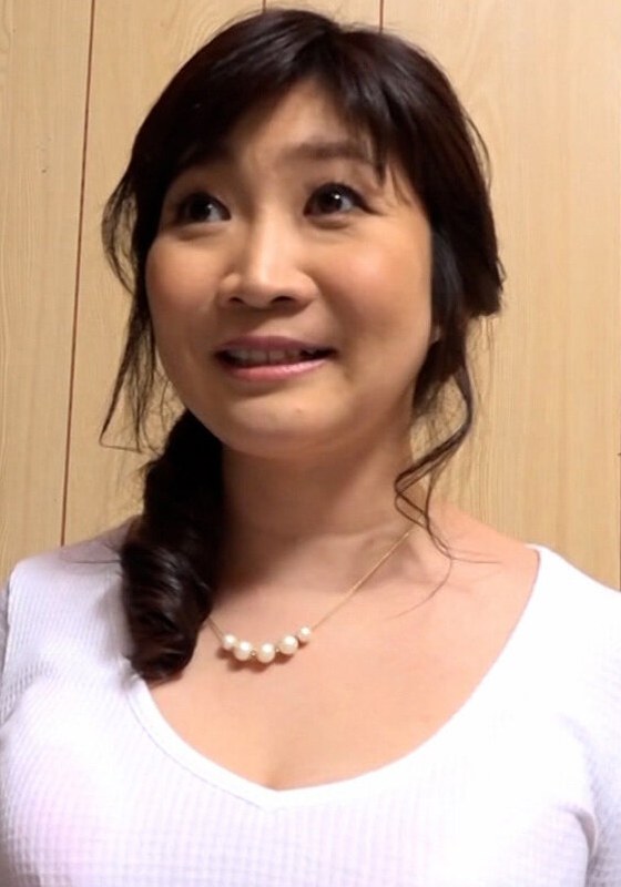 年齢の割にはふんわりした四十路熟女の不思議ちゃん宅で初撮りAV撮影！弾ける敏感巨乳と甘い喘ぎで男優の肉棒もガチガチにする適性抜群のエロSEX！　レビュー-