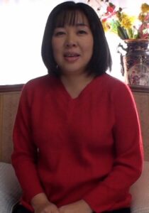 小さな会社を経営する52歳の熟女が会社の為にAV出演を決意！ポッチャリボディに黒々陰毛がエロ過ぎる熟女のアヘ顔めがけて顔射フィニッシュ！　レビュー-