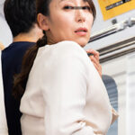 「えっ！おばさんの私が？！」我が子の前で触られ必死に抵抗するも愛液を垂れ流し絶頂が止まらない巨尻母 VOL.6