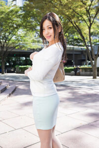 パン線！透けパン！街撮り即交渉！！ 着衣デカ尻OLタイトスカートナンパ あゆみ