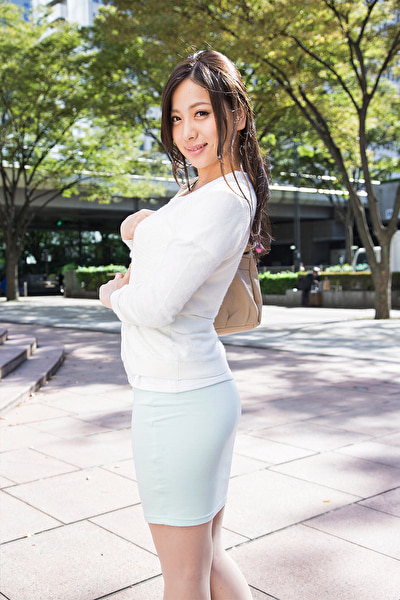 パン線！透けパン！街撮り即交渉！！ 着衣デカ尻OLタイトスカートナンパ あゆみ